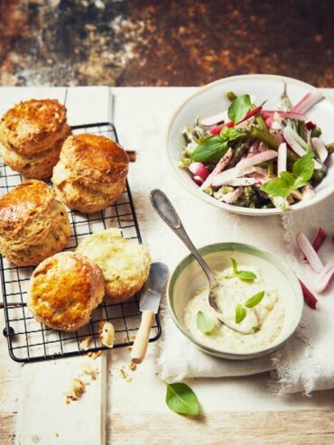 Scones salés et salade printanière
